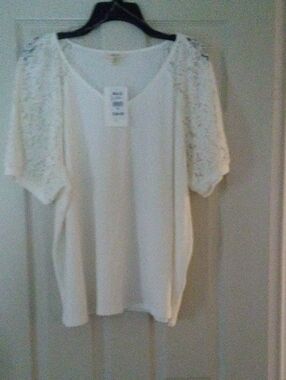 NWT!  COMO BLU White Blouse - Lace Sleeves